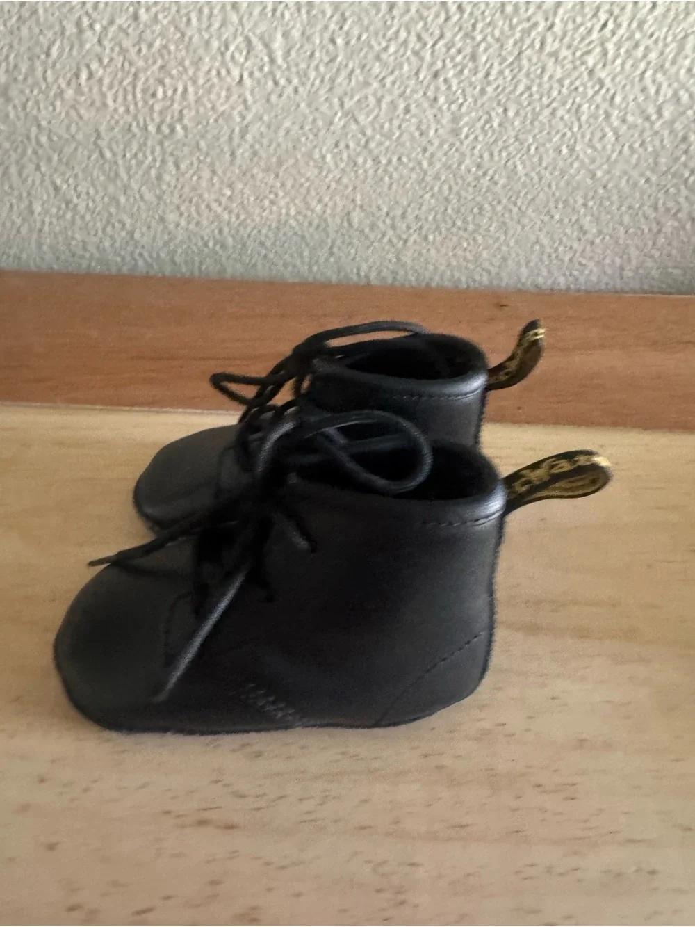 DR MARTENS NEWBORN 1460 AUBURN LEATHER black booties size 4